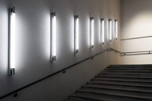 Photo vertical linear wall sconce