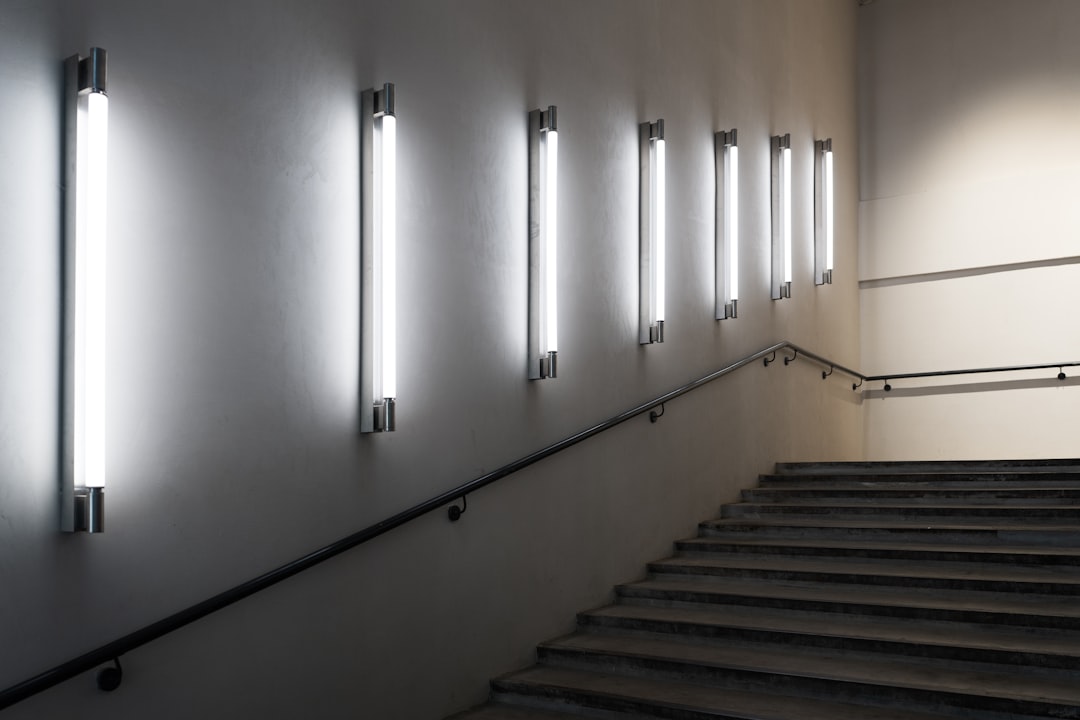 Photo vertical linear wall sconce